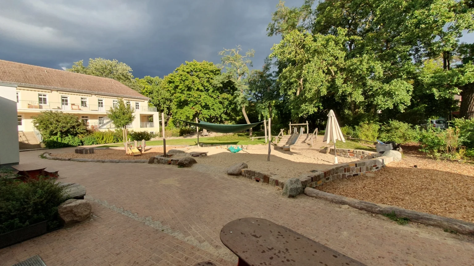 Blick von Anbau auf den Spieplatz